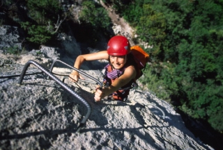 Profitez des plaisirs de la grimpe avec le Bureau des Moniteurs de la Vallee de l Herault Via Ferrata